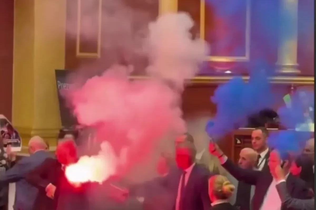 В Албании протесты перекинулись в парламент: депутаты зажгли фаеры