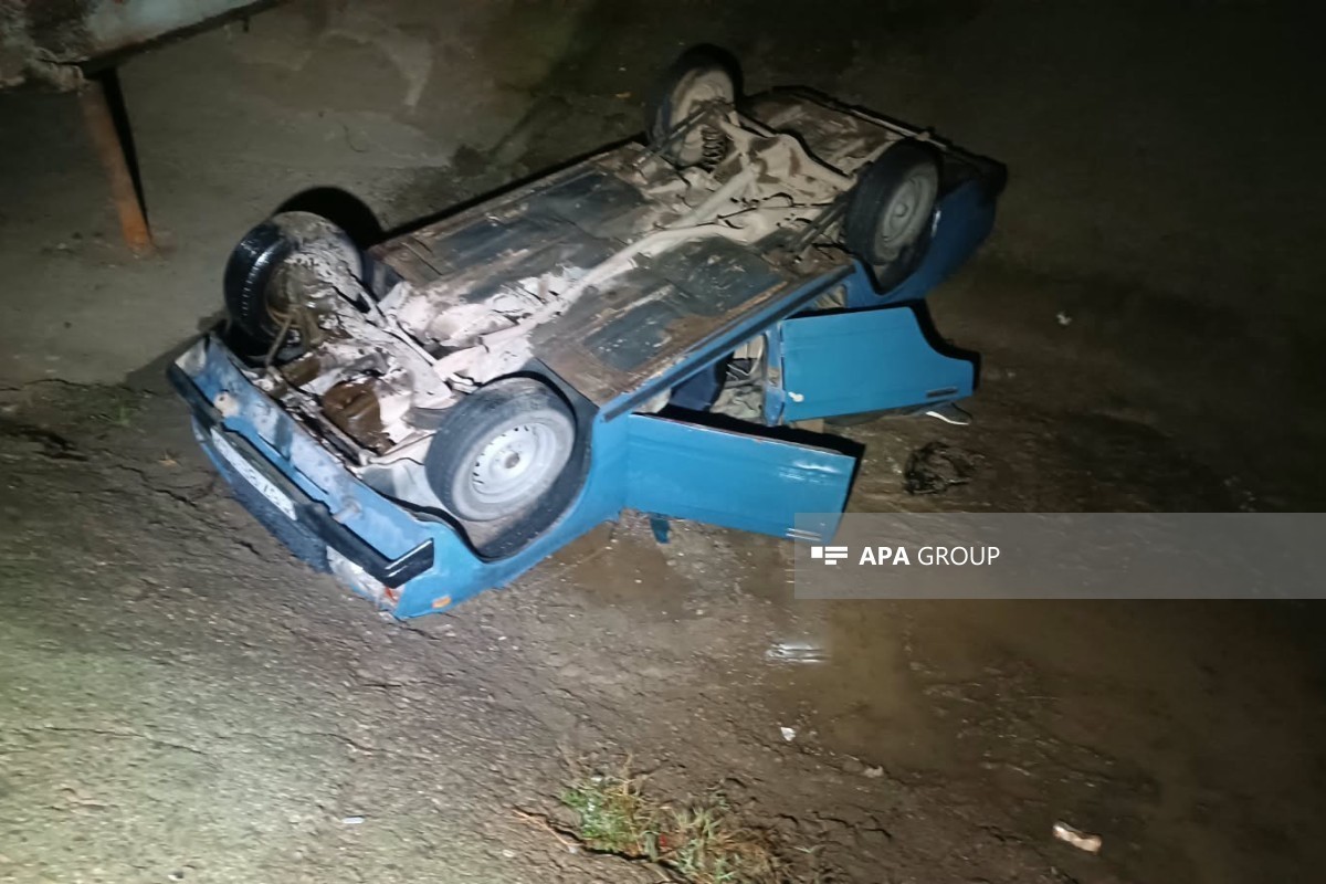 В Товузе легковой автомобиль упал в водный канал, пострадали четыре человека