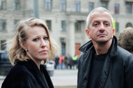 Власти Латвии внесли Собчак и Богомолова в список нежелательных лиц