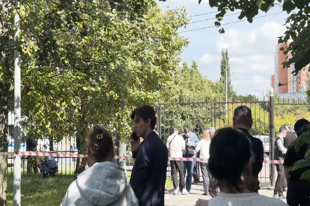 В Москве неизвестный с лопатой напал на прихожан и был застрелен прохожим