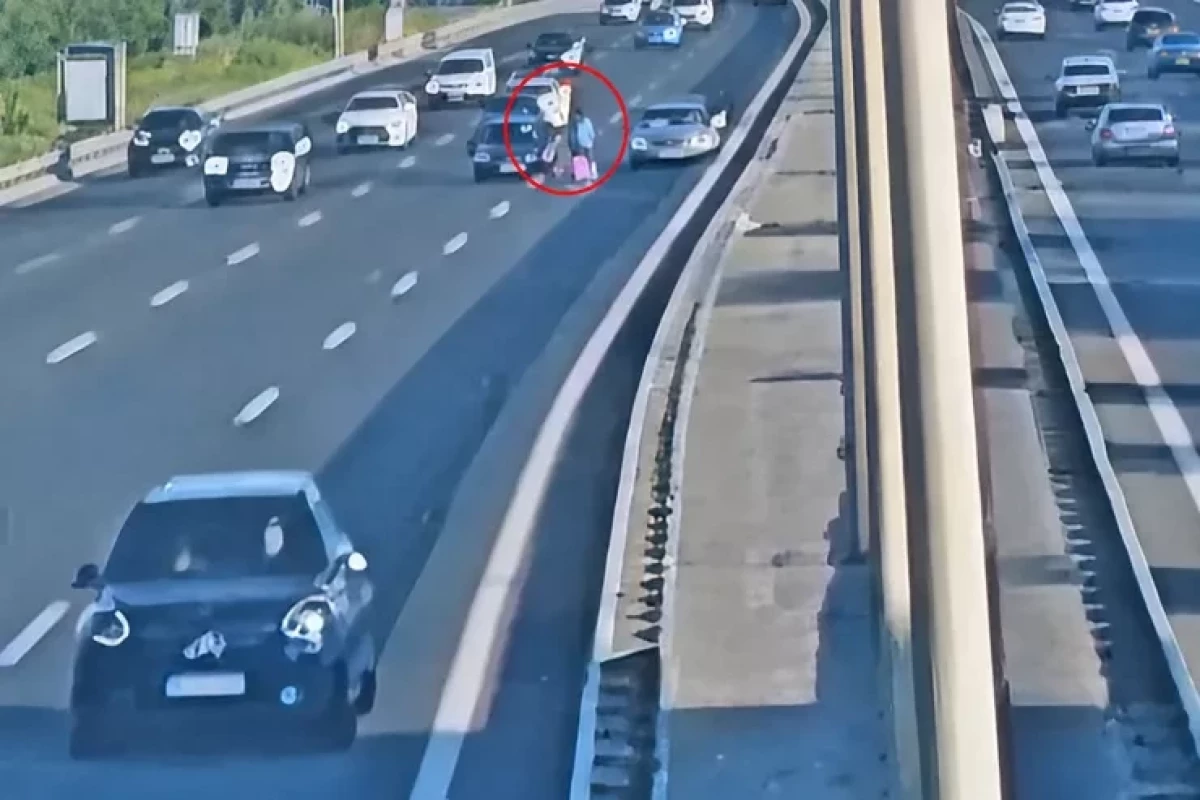Пытавшаяся перейти скоростную трассу женщина погибла под колесами Mercedes-ВИДЕО 