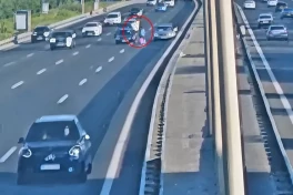 Пытавшаяся перейти скоростную трассу женщина погибла под колесами Mercedes-ВИДЕО 