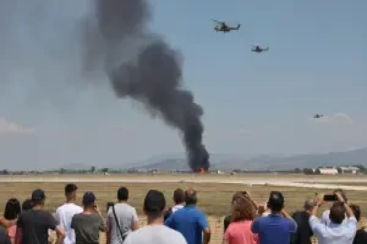 Истребитель F-4 Phantom разбился во время авиашоу в Греции