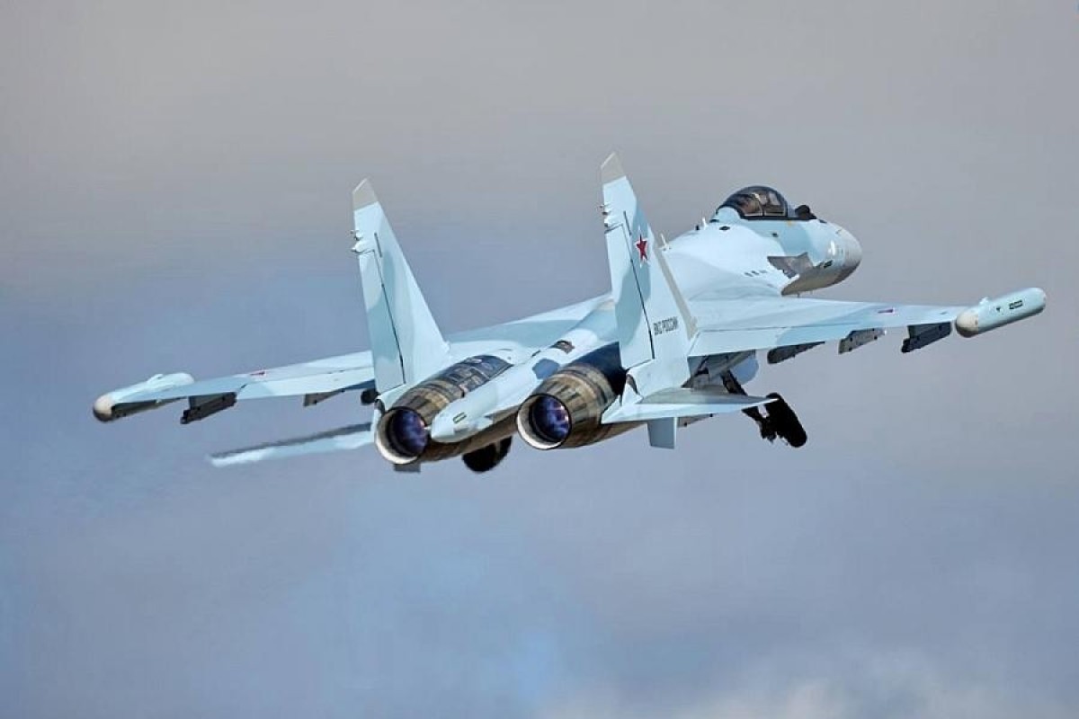 СМИ: два истребителя Су-35С столкнулись в воздухе в Курской области