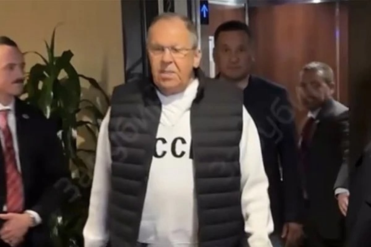 Лавров объяснил появление на Аляске в свитере «СССР»