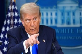 Париж отказался реагировать на пост Трампа о ее территориях
