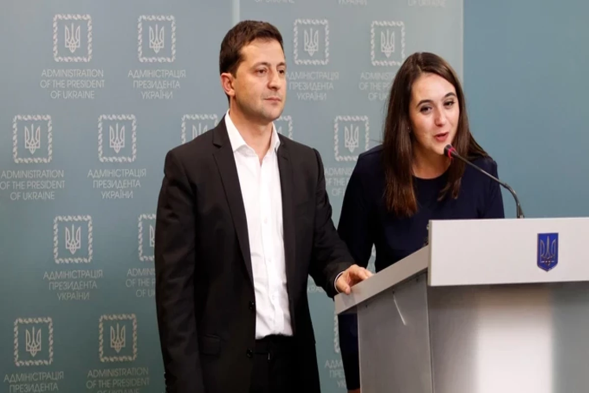 Зеленский ввел санкции против своего бывшего пресс-секретаря