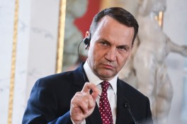 Сикорский призвал НАТО активизировать учения вблизи Калининградской области РФ