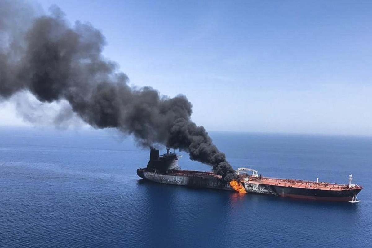 К югу от Ормузского пролива нефтяные танкеры взорвались и загорелись