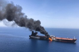 К югу от Ормузского пролива нефтяные танкеры взорвались и загорелись