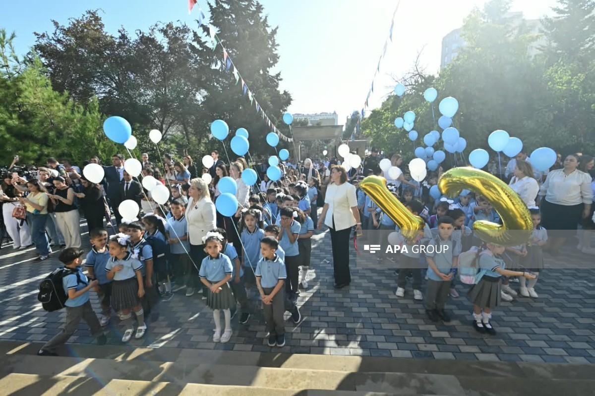Эмин Амруллаев поздравил школьников с началом нового учебного года-ФОТО 