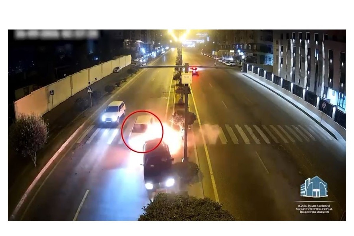 Автомобиль загорелся после ДТП на пешеходном переходе в Баку-ВИДЕО 