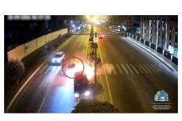Автомобиль загорелся после ДТП на пешеходном переходе в Баку-ВИДЕО 