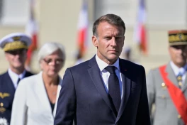 Макрон назвал невыносимыми цены на топливо во Франции