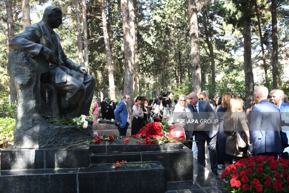Деятели культуры и искусства почтили память Узеира Гаджибейли-ФОТО 
