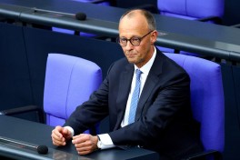 Канцлер Германии рассказал, что иногда ездит на работу на электричке