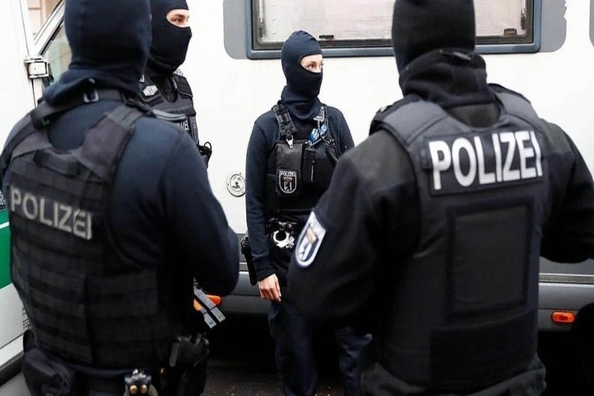 У помощника кандидата от АдГ нашли наркотики и нацистскую атрибутику