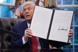 Президент США Дональд Трамп подписал законопроект о санкциях против России