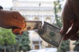 Доллар теряет популярность в Узбекистане