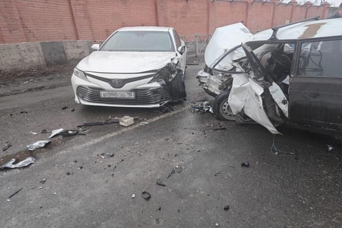 В Шеки столкнулись два автомобиля, пострадали четыре члена одной семьи