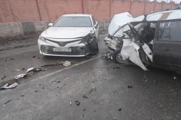 В Шеки столкнулись два автомобиля, пострадали четыре члена одной семьи