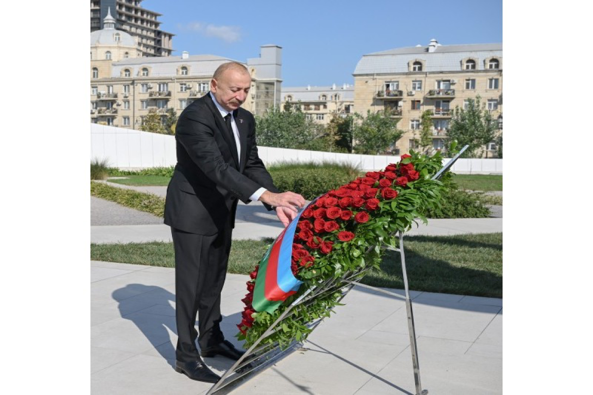 Президент и первая леди в связи с Днём памяти посетили Парк Победы в Баку-ФОТО 