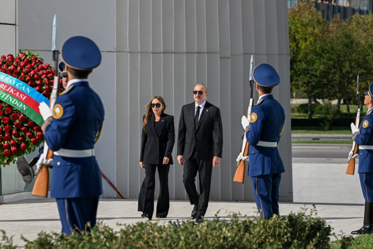Президент и первая леди в связи с Днём памяти посетили Парк Победы в Баку-ФОТО 