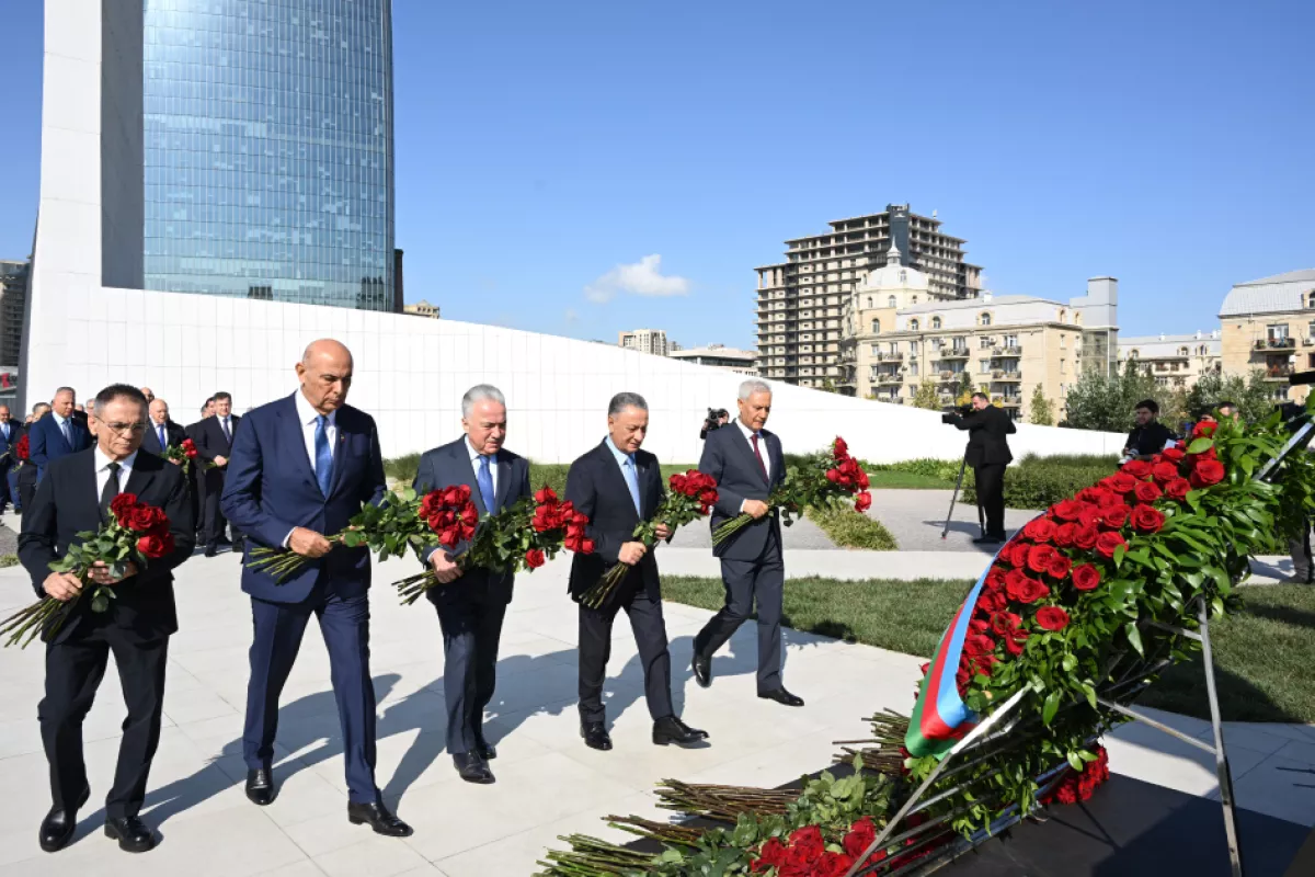 Государственные лица почтили память шехидов в Парке Победы -ФОТО 