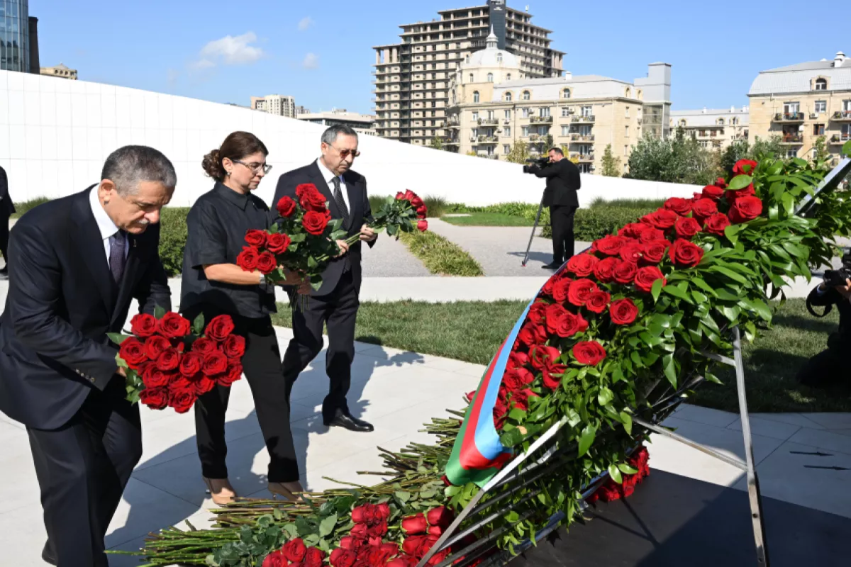 Государственные лица почтили память шехидов в Парке Победы -ФОТО 