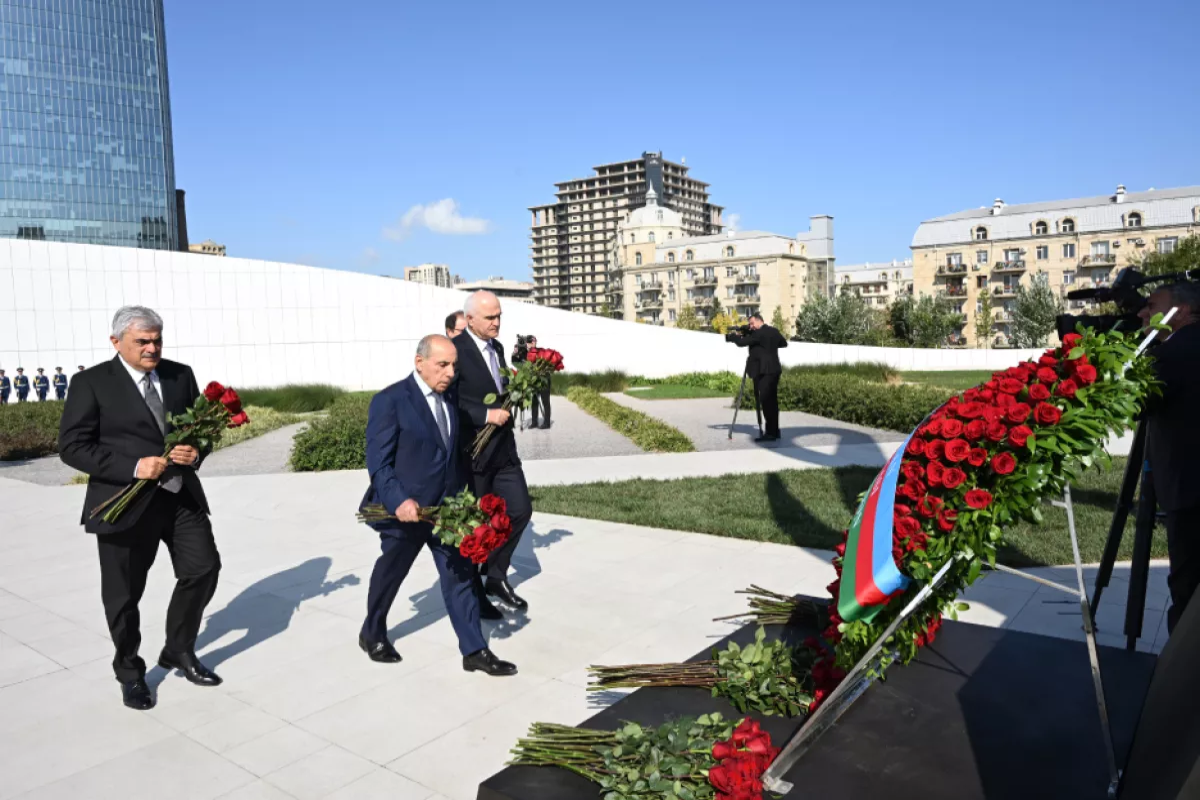Государственные лица почтили память шехидов в Парке Победы -ФОТО 