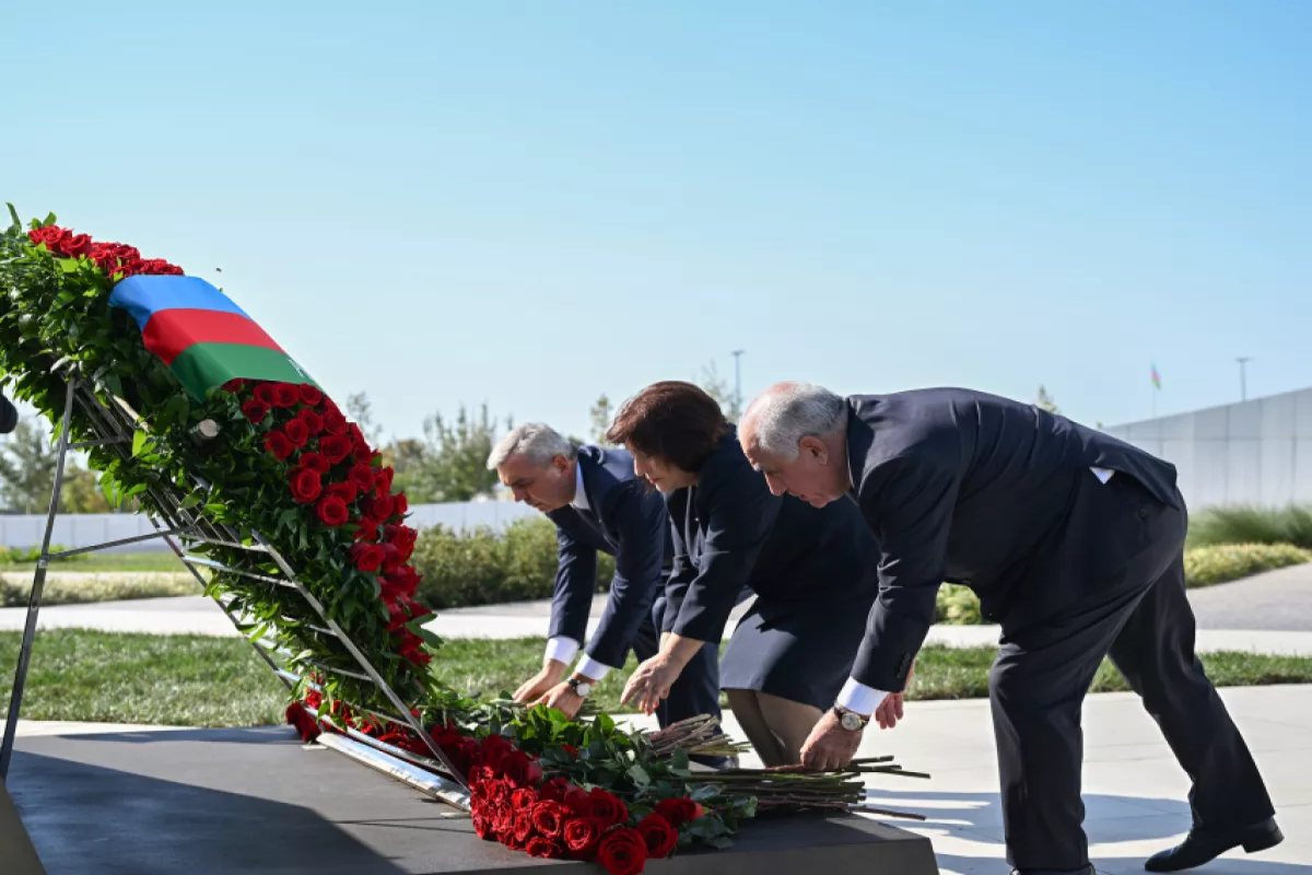 Государственные лица почтили память шехидов в Парке Победы -ФОТО 