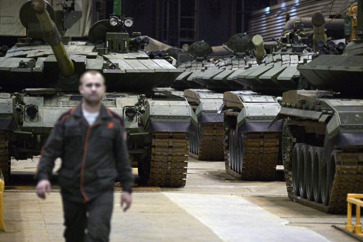 Россия резко увеличивает военные расходы — до 17,1 трлн рублей
