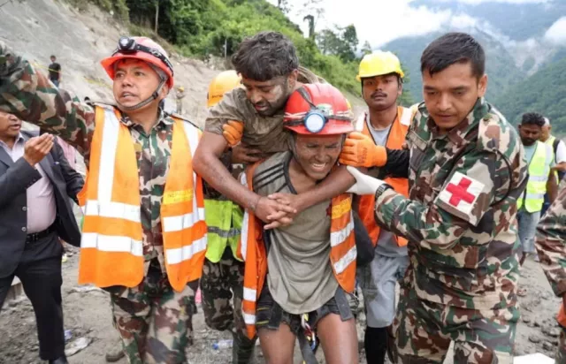 В Непале двух человек нашли живыми спустя девять дней после наводнения